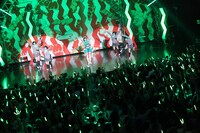 夢眠ねむがソロ曲をパフォーマンスする様子。