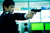 映画「ゲノムハザード ある天才科学者の5日間」のワンシーン。