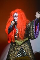 隈取を決めて舞台に上がったサブカル校長。