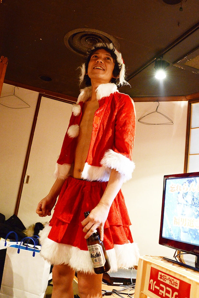 昨年末のつぼ八 新宿歌舞伎町店での宴会の席上、ファンの前で福男選びへの抱負を語った酒田耕慈。