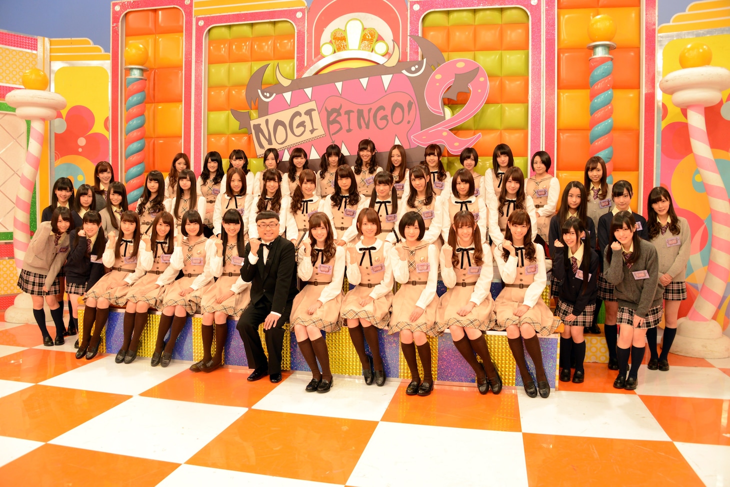 「NOGIBINGO!2」番組セットに集合した乃木坂46とイジリー岡田。