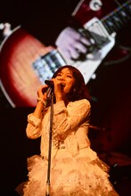 LiSA「LiVE is Smile Always～今日もいい日だっ～in 日本武道館」の様子。