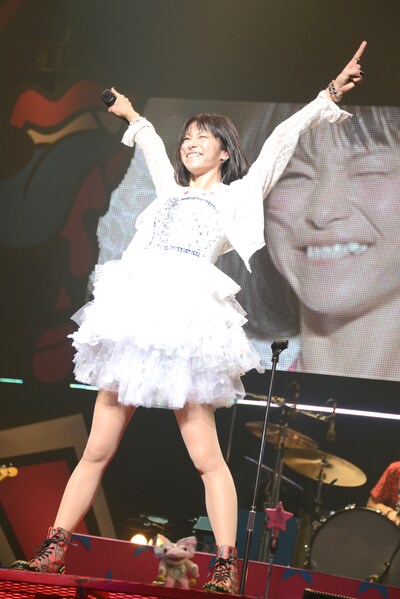 写真はLiSAワンマンライブ「LiVE is Smile Always ～今日もいい日だっ～」の様子。