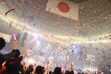 写真はLiSAワンマンライブ「LiVE is Smile Always ～今日もいい日だっ～」の様子。