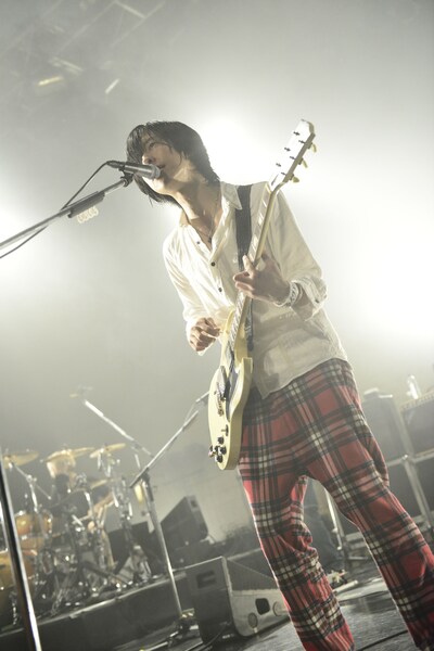 ホリエアツシ（Vo, G, Piano）（撮影：橋本塁［SOUND SHOOTER］）