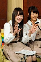 左から高山一実、深川麻衣。