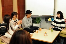 加藤ミリヤ（右）をゲストに迎えての番組収録の様子。