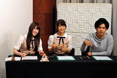 書き初めをする高山一実、深川麻衣、K（左から）。