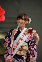 「福山・鞆の浦応援特別大使」のタスキとばらのコサージュをプレゼントされた岩佐美咲。