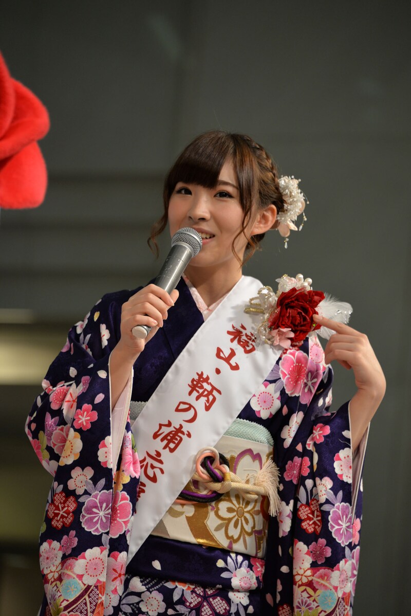 「福山・鞆の浦応援特別大使」のタスキとばらのコサージュをプレゼントされた岩佐美咲。