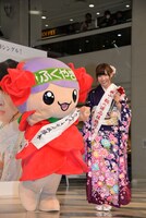 福山市ばらのイメージキャラクター「ローラ」（左）と記念撮影をする岩佐美咲。