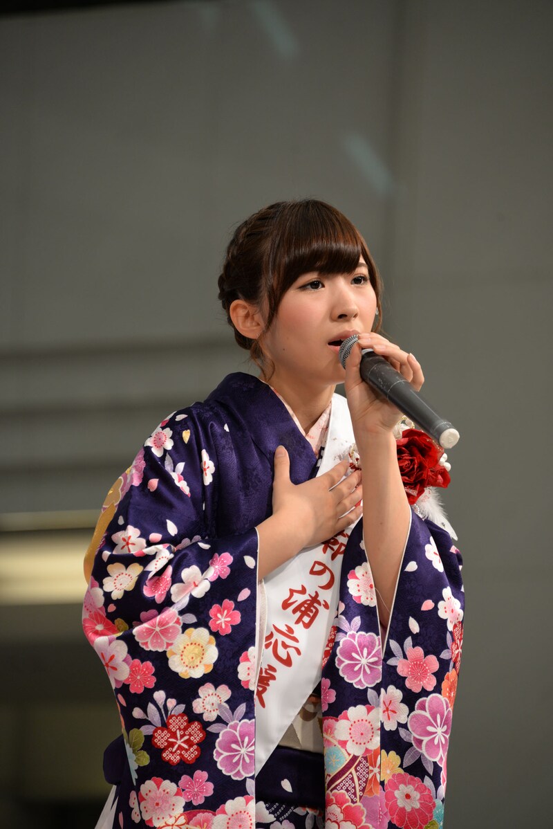 「鞆の浦慕情」を歌唱する岩佐美咲。