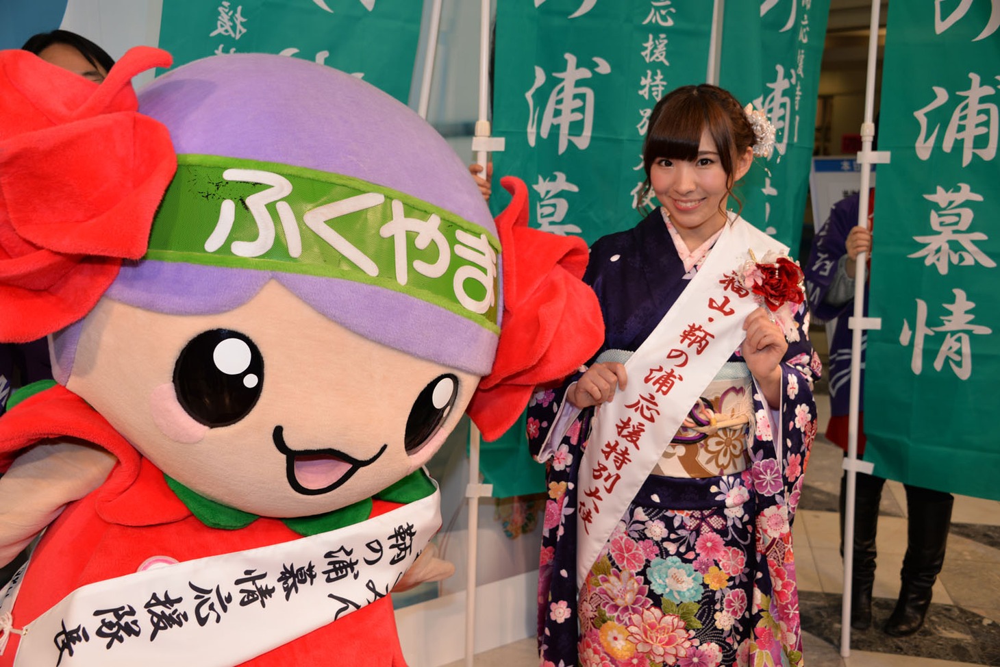 福山市ばらのイメージキャラクター「ローラ」（左）と記念撮影をする岩佐美咲。