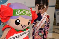 福山市ばらのイメージキャラクター「ローラ」（左）と記念撮影をする岩佐美咲。