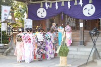 東京・中目黒八幡神社に参拝するE-girls。