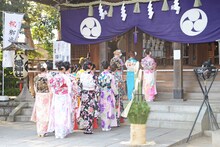 東京・中目黒八幡神社に参拝するE-girls。
