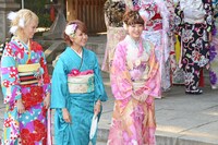 左から参拝を終えたE-girlsのAmi、Aya、鷲尾伶菜。