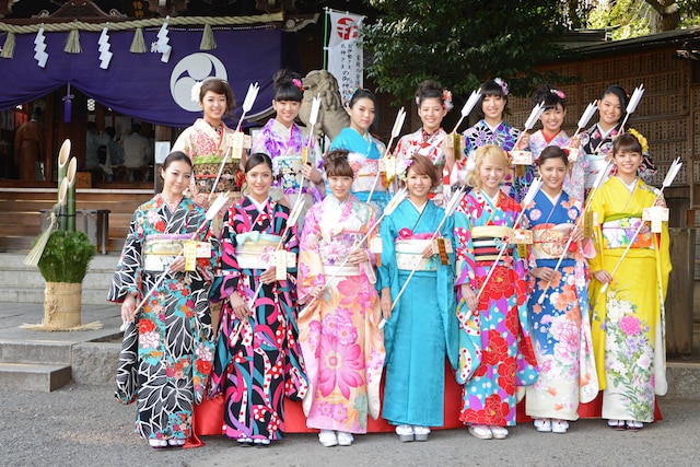 東京・中目黒八幡神社の境内でフォトセッションに応じるE-girls。