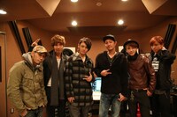 Vimclipと浦田直也（AAA）。右から3番目が浦田直也。