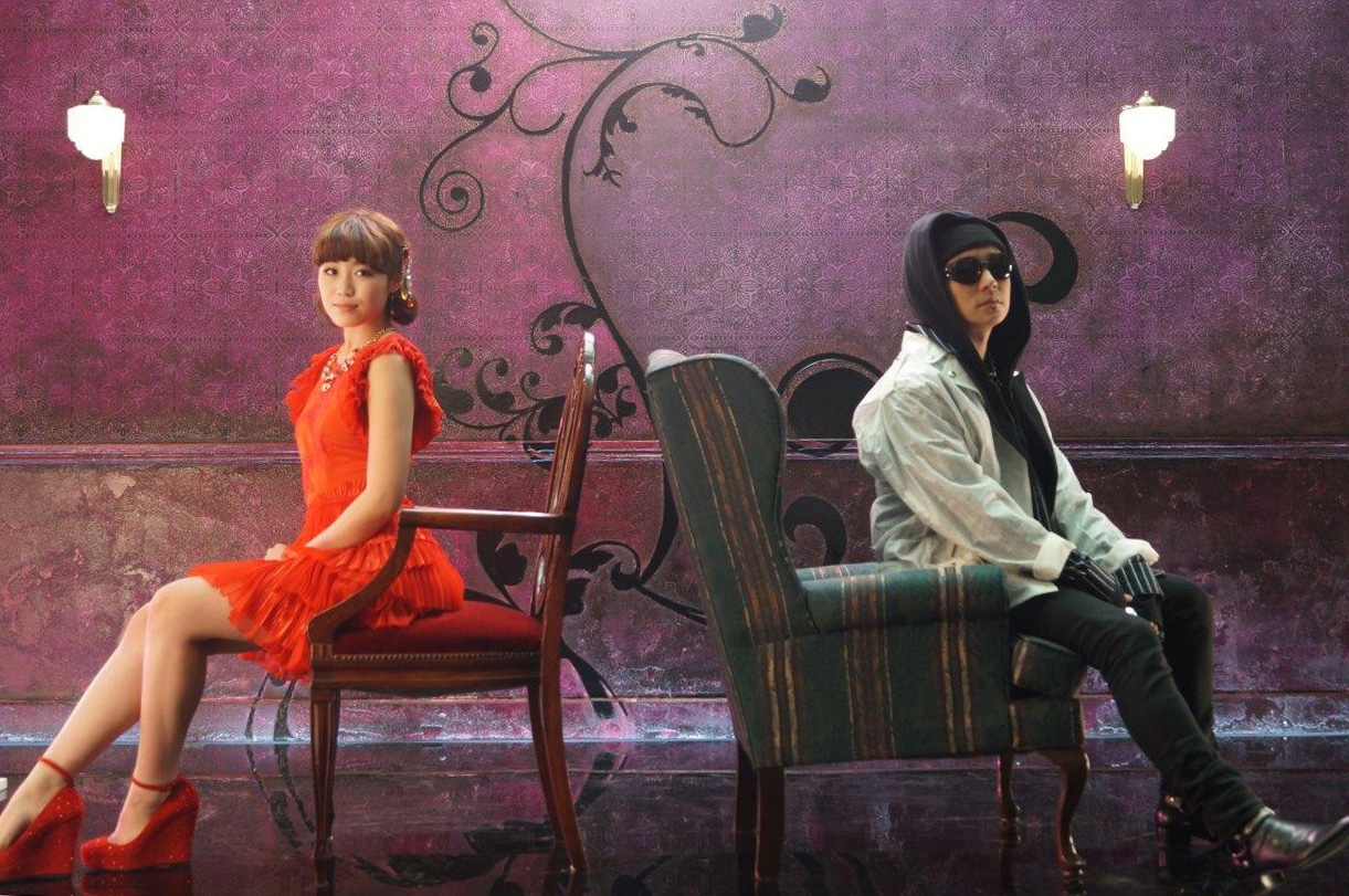 左から鷲尾伶菜（Flower、E-girls）、VERBAL（m-flo）。