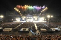 2012年5月に行われた東京・国立競技場公演の様子。（撮影：今元秀明、田中和子、緒車寿一）