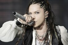 2012年5月に行われた東京・国立競技場公演出演時のhyde（Vo）。（撮影：今元秀明、田中和子、緒車寿一）