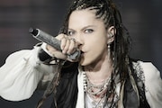 2012年5月に行われた東京・国立競技場公演出演時のhyde(Vo)。(撮影:今元秀明、田中和子、緒車寿一)