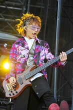 2012年5月に行われた東京・国立競技場公演出演時のtetsuya（B）。（撮影：今元秀明、田中和子、緒車寿一）