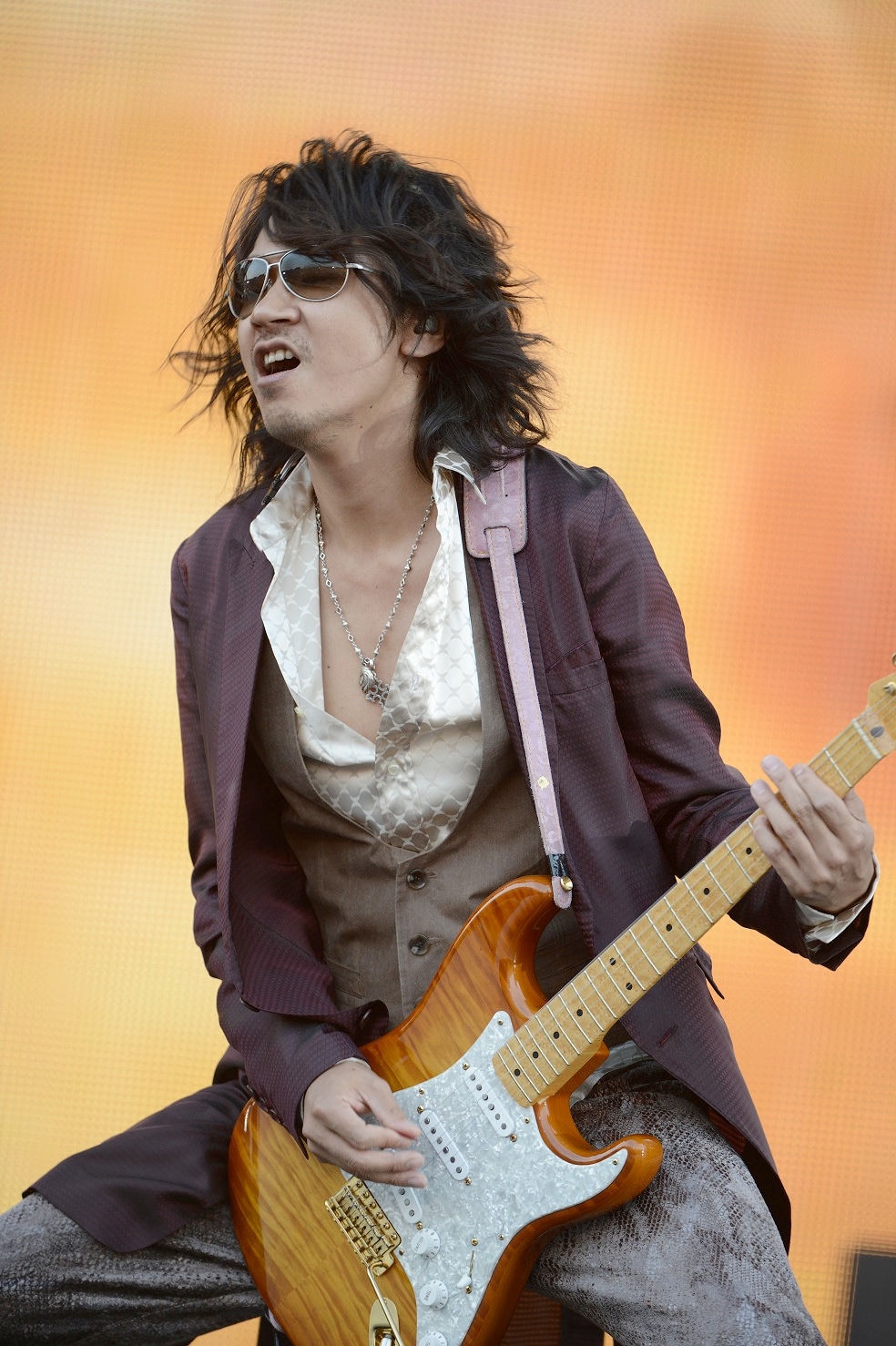 2012年5月に行われた東京・国立競技場公演出演時のken（G）。（撮影：今元秀明、田中和子、緒車寿一）