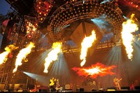 2012年5月に行われた東京・国立競技場公演の様子。（撮影：今元秀明、田中和子、緒車寿一）