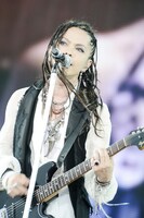 2012年5月に行われた東京・国立競技場公演出演時のhyde（Vo）。（撮影：今元秀明、田中和子、緒車寿一）