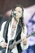2012年5月に行われた東京・国立競技場公演出演時のhyde(Vo)。(撮影:今元秀明、田中和子、緒車寿一)