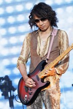2012年5月に行われた東京・国立競技場公演出演時のken（G）。（撮影：今元秀明、田中和子、緒車寿一）