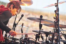 2012年5月に行われた東京・国立競技場公演出演時のyukihiro（Dr）。（撮影：今元秀明、田中和子、緒車寿一）