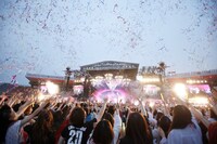 2012年5月に行われた東京・国立競技場公演の様子。（撮影：今元秀明、田中和子、緒車寿一）