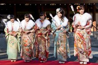 左から伊藤かりん、秋元真夏、斉藤優里、高山一実、西川七海。