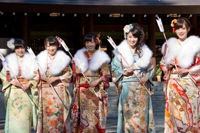 左から伊藤かりん、秋元真夏、斉藤優里、高山一実、西川七海。