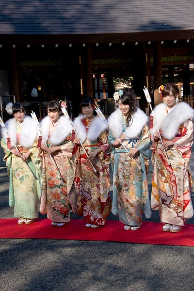 左から伊藤かりん、秋元真夏、斉藤優里、高山一実、西川七海。