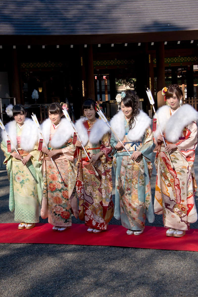 左から伊藤かりん、秋元真夏、斉藤優里、高山一実、西川七海。