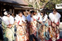 左から伊藤かりん、秋元真夏、斉藤優里、高山一実、西川七海。