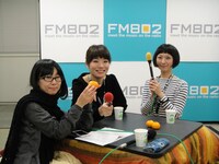 FM802「ロック女子よ！大志を抱け2014」収録時の様子。BIGMAMA・東出真緒（中央）と東京カランコロン・せんせい（右）。