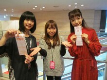 FM802「ロック女子よ！大志を抱け2014」収録時の様子。Base Ball Bear・関根史織（左）とCzecho No Republic・タカハシマイ（右）。