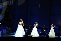 Kalafina「Christmas Premium LIVE 2013 "Kalafina with Strings"」の様子。