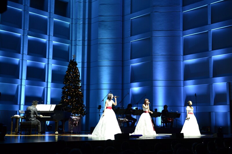 Kalafina「Christmas Premium LIVE 2013 "Kalafina with Strings"」の様子。