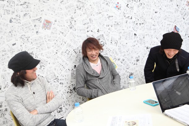 左から赤羽根謙二（G）、木村世治（Vo, G）、五味誠（G）。