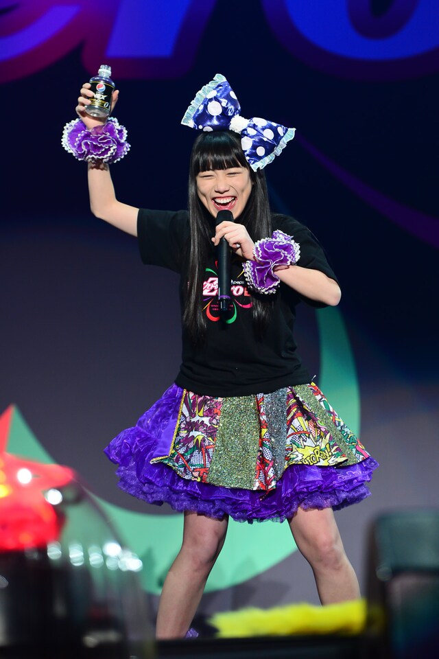 ペプシネックスを一気飲みしてボトルを高く掲げる高城れに。