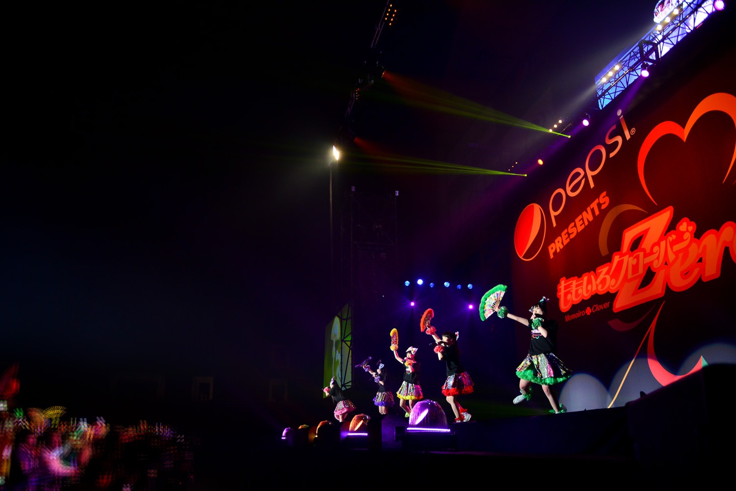 「ももいろクローバーZero LIVE ～ペプシはトクホもZeroカロリーなんだZ！～」の様子。