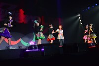 ももいろクローバーZと古屋智美マネージャー。