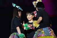 リレーのチームを組むことになった有安杏果、百田夏菜子、玉井詩織（左から）。