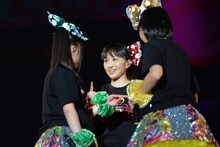 リレーのチームを組むことになった有安杏果、百田夏菜子、玉井詩織（左から）。